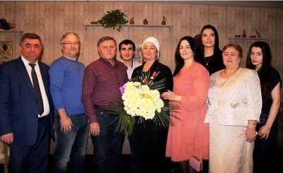 Глава города Хасавюрт Зайнудин Окмазов вручил дагестанке проживающей в Санкт-Петербурге нагрудный знак "Почетный гражданин города Хасавюрт"