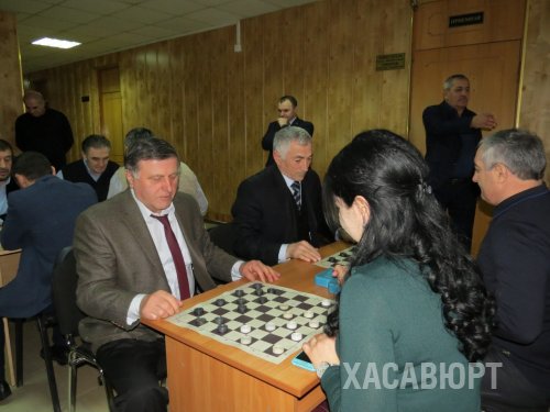 В администрации Хасавюрта прошел чемпионат по шашкам