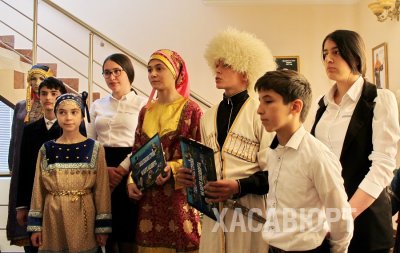 Участники хасавюртовской акции в честь 95-летия со дня рождения Расула Гамзатова обратились к духовной лирике поэта