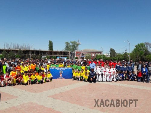 В Хасавюрте провели флэш-моб, посвященный чемпионату мира по футболу RUSSIA-2018
