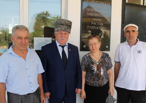 Хасавюртовскую центральную городскую библиотеку имени Расула Гамзатова с деловым визитом посетил президент Общественного культурно-просветительного фонда имени имама Шамиля А. Хархачаев.