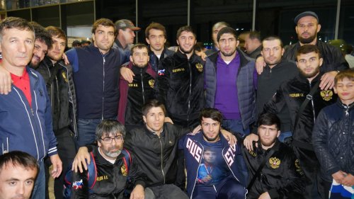 Триумфаторов чемпионата мира по вольной борьбе встретили в аэропорту Каспийска