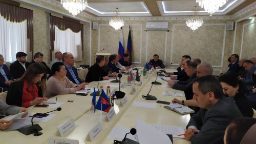 Глава Хасавюрта провел аппаратное совещание