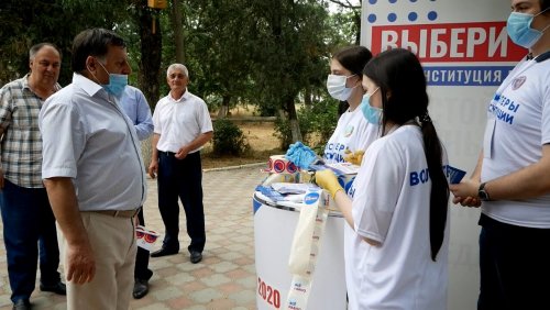 Глава Хасавюрта посетил информационный пункт, посвященный голосованию по поправкам Конституции России