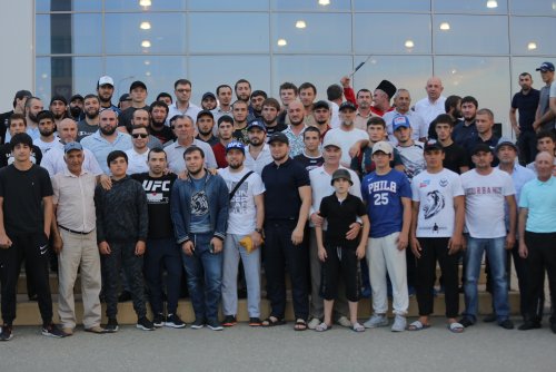 Друзья и родственники Аскара Аскарова организовали бойцу теплую встречу