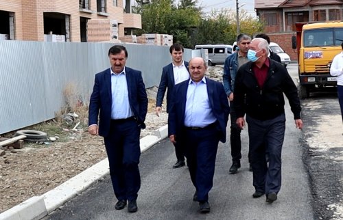 Региональный общественный координатор ознакомился с ходом реализации проекта «Мои дороги» в Хасавюрте