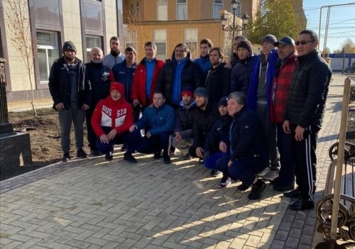 В Хасавюрте высадили деревья на спортивной аллее