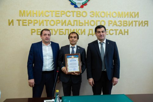 Глава Хасавюрта поздравил городской филиал МФЦ с победой в региональном конкурсе