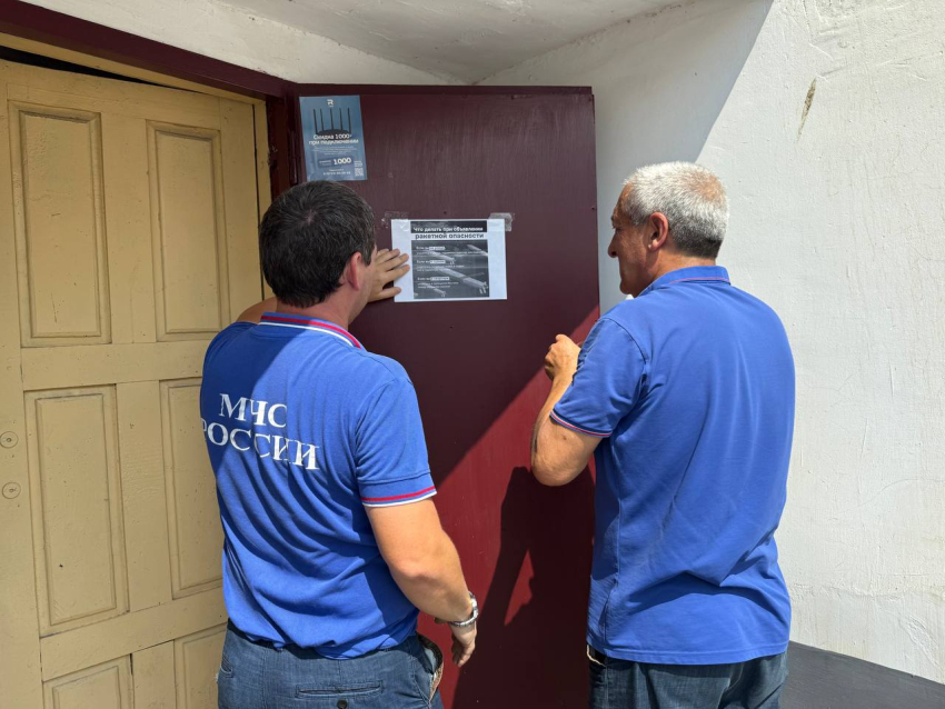 В Хасавюрте проводится работа информирования населения о действиях при угрозах БПЛА и ракетной опасности