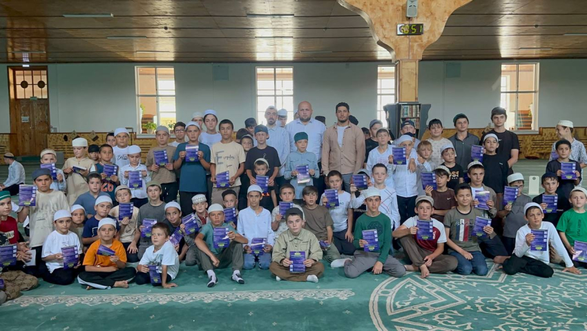 В Хасавюрте раздали информационные листовки для участников летних курсов в Центральной Джума мечети