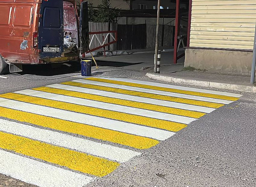 В Хасавюрте обновлены пешеходные разметки перед образовательными учреждениями