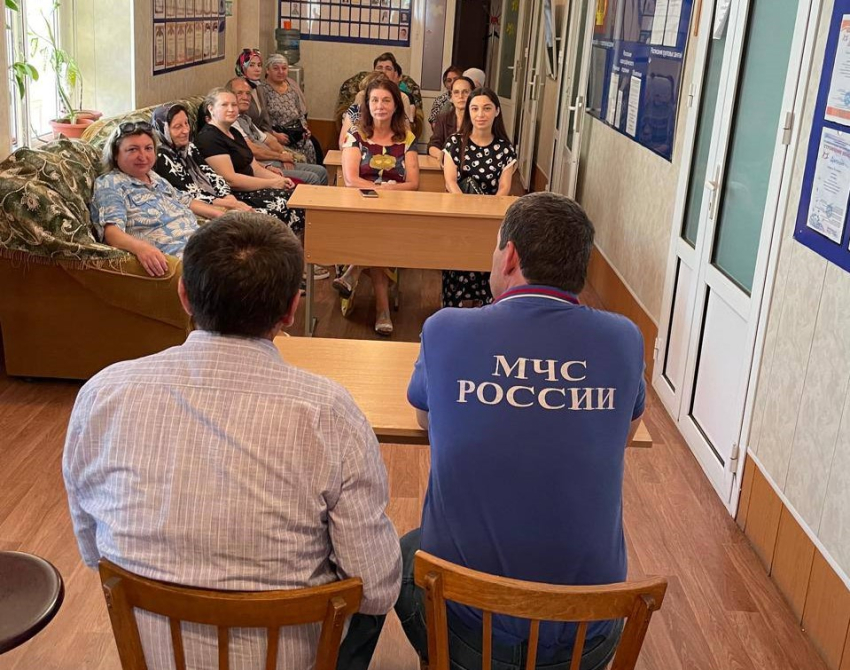 В Хасавюрте специалисты МКУ «Управление по обеспечению мероприятий ГО, ЧС и ПБ» провели беседу «Правила поведения при угрозе атаки БПЛА и ракетной опасности»