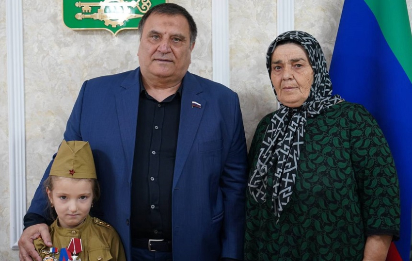 Сайгидпаша Умаханов передал орден Мужества семье погибшего бойца из Хасавюрта Яраша Абдулвагабова