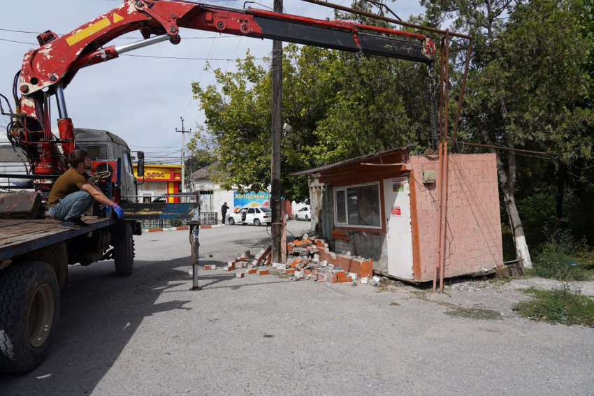 В Хасавюрте демонтировали незаконные торговые точки