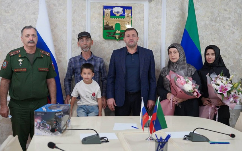 Корголи Корголиев передал семье погибшего участника СВО Мустафы Товсултанова орден Мужества