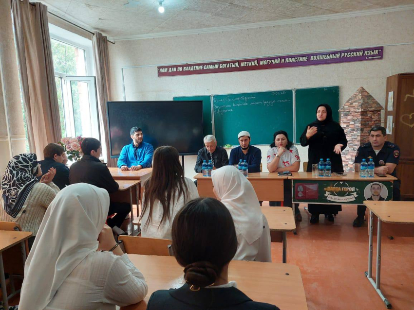 Лекторская группа продолжает проводить встречи с учащимися школ и колледжей Хасавюрта