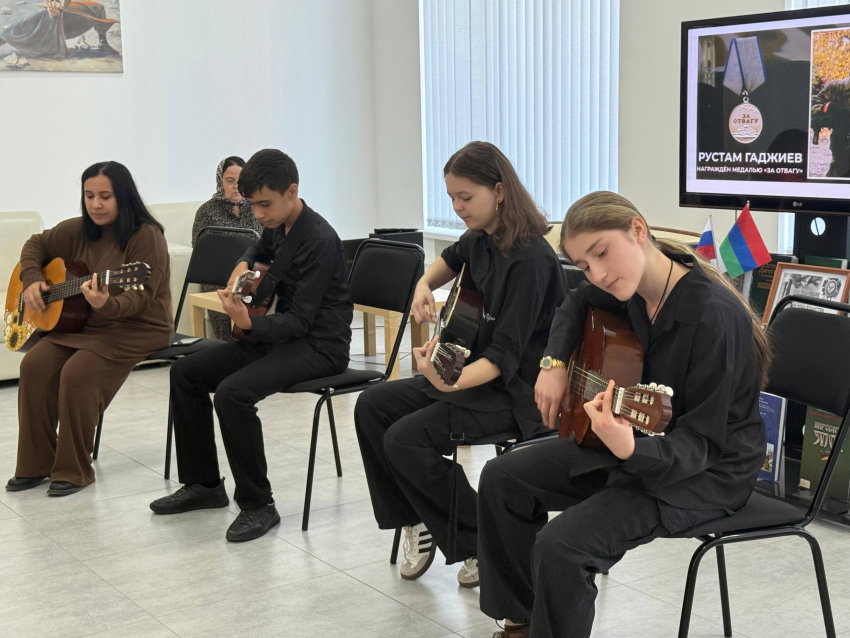 В Хасавюртовской библиотеке состоялся урок мужества «Путь героя»