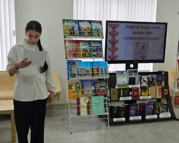«Дагестанская палитра языков и культур» — тематический час в библиотеке Хасавюрта