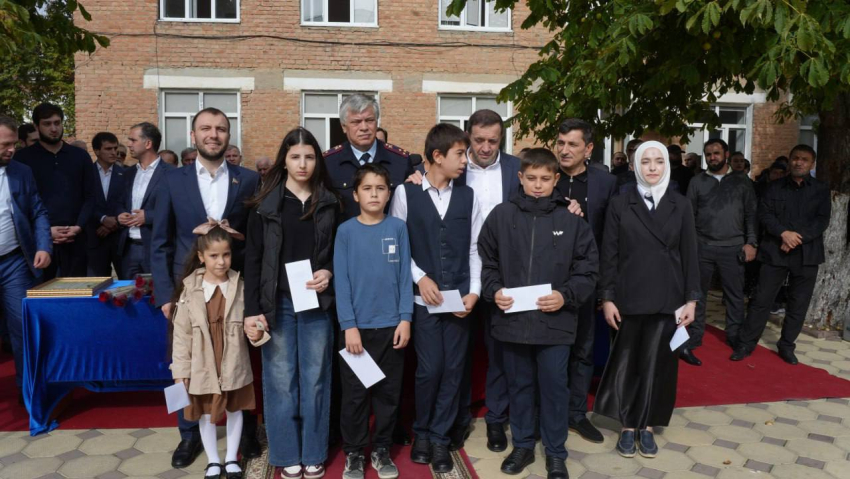 Детей участников СВО и погибших сотрудников ОМВД поддержали материальным поощрением в Хасавюрте