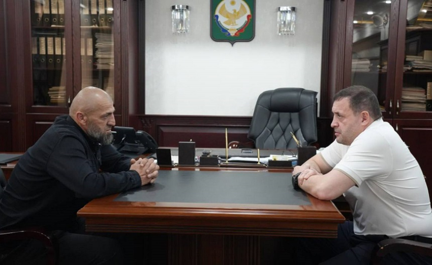 Глава Хасавюрта встретился с участником СВО Адилгере Адильбиевым