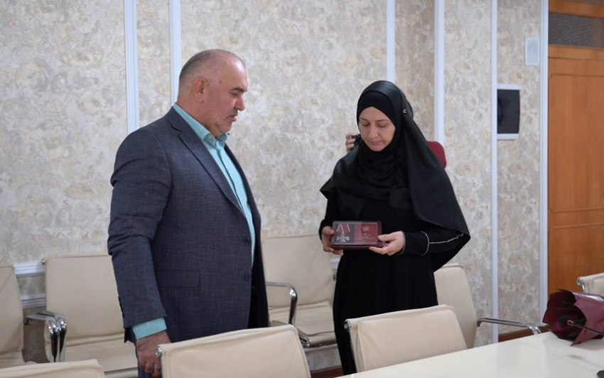 В Хасавюрте семье погибшего военнослужащего Нухбега Омарова передали орден Мужества