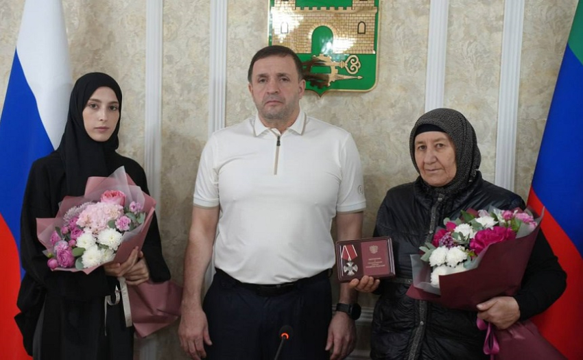 Корголи Корголиев передал семье погибшего участника СВО орден Мужества