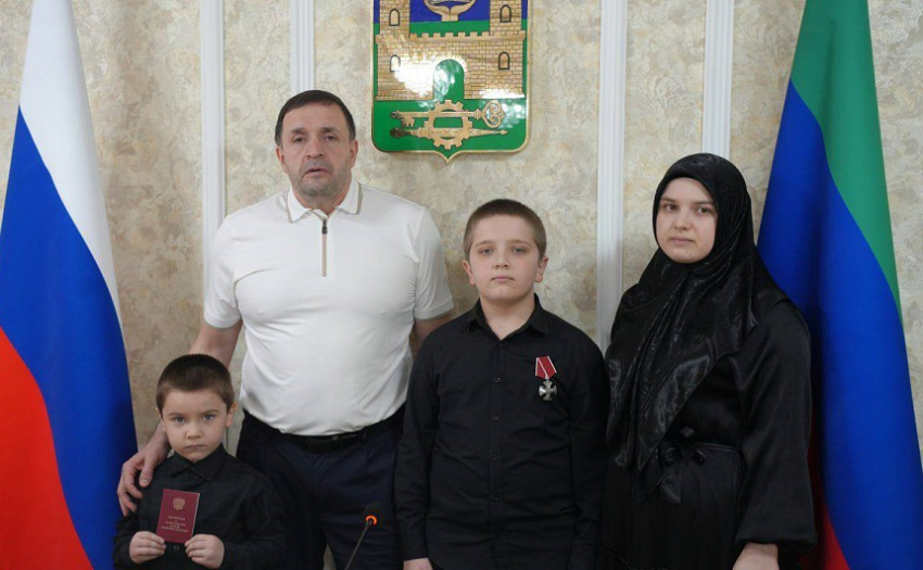 Корголи Корголиев передал орден Мужества семье погибшего бойца из Хасавюрта Абубакара Ужаева