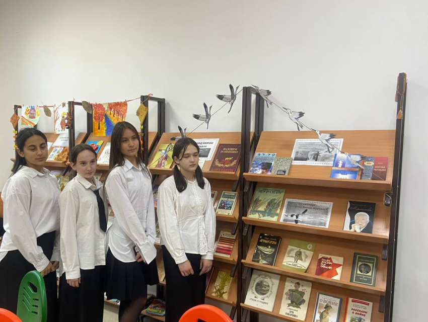 Выставка «Летят над миром журавли» в детской библиотеке Хасавюрта