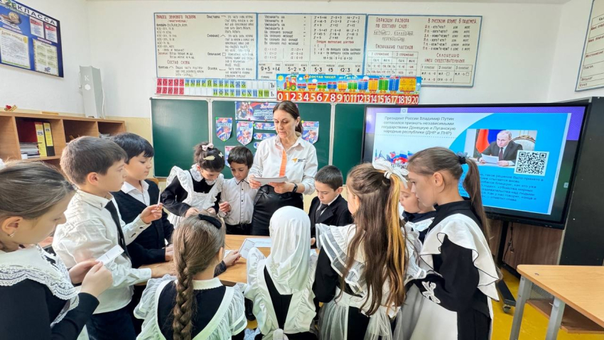 Школы Хасавюрта отметили День воссоединения новых регионов с Россией!