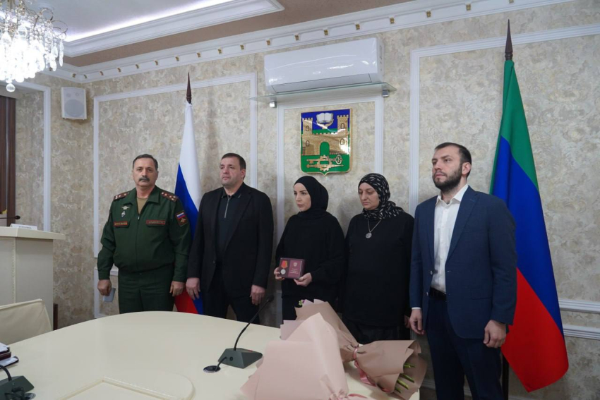 Семье погибшего участника СВО из Хасавюрта передали медаль Жукова