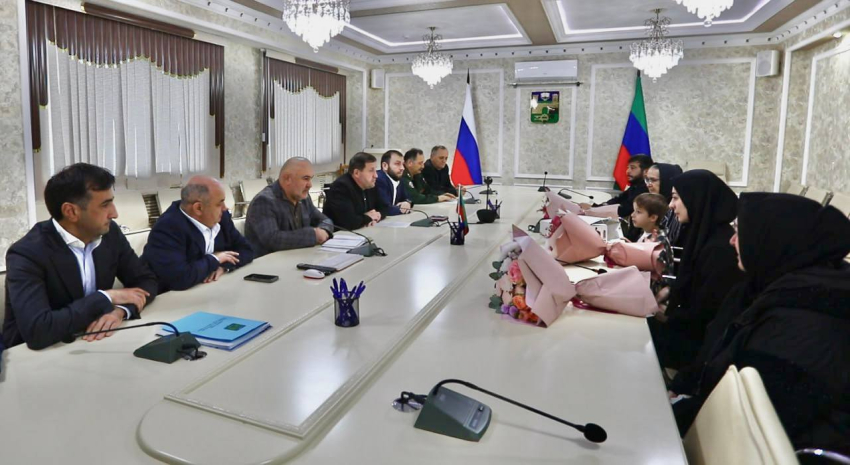 Корголи Корголиев передал орден Мужества семье погибшего бойца из Хасавюрта Чанки Шихмурзаева