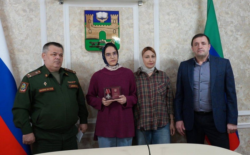 В Хасавюрте передали орден Мужества семье погибшего участника СВО Батыра Исмаилова