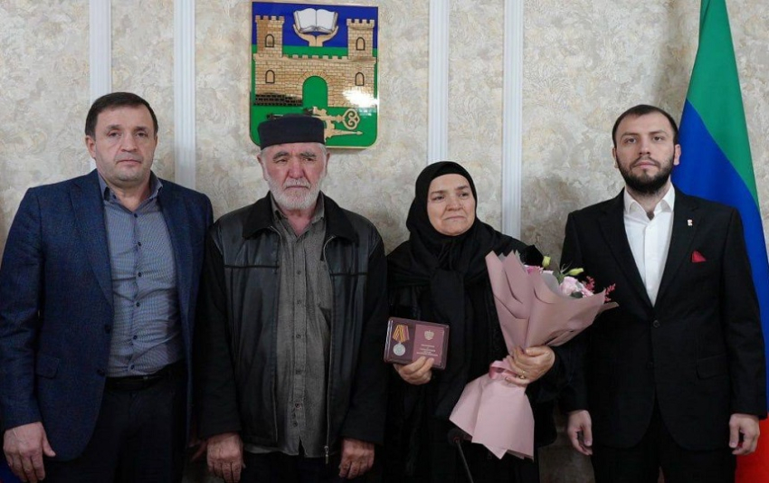 Корголи Корголиев передал медаль «За храбрость» семье погибшего участника СВО Магомеда Султанмурадова