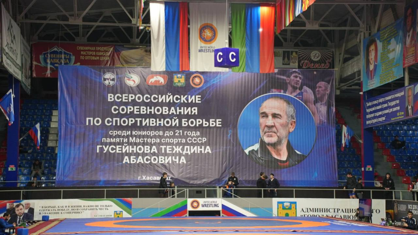 В Хасавюрте состоялся Всероссийский турнир по вольной борьбе среди юниоров памяти Теждина Гусейнова