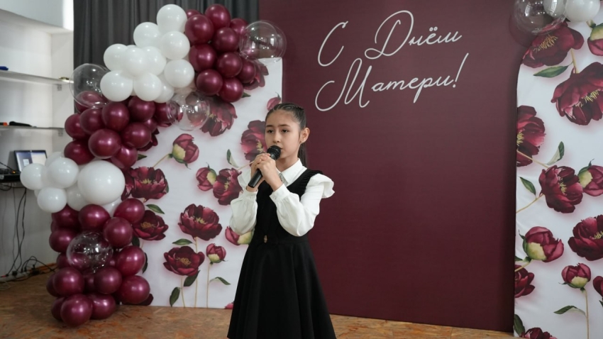 Матерей участников СВО - работников образовательных учреждений поздравили в Хасавюрте