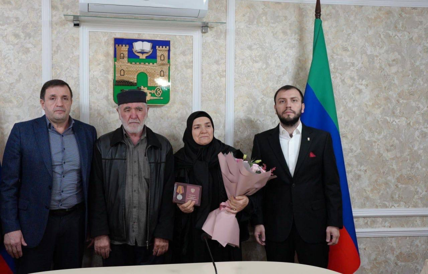 Корголи Корголиев передал медаль «За храбрость» семье погибшего участника СВО Магомеда Султанмурадова