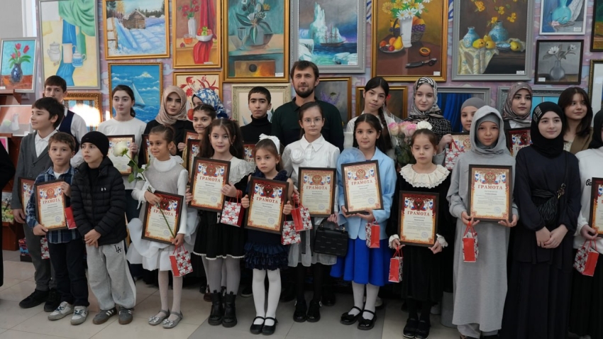 В Хасавюрте представили юбилейную выставку учеников и выпускников арт-студии «Краски гор» 