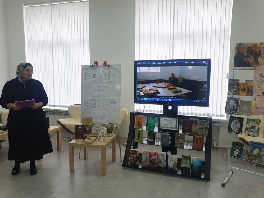  Тематический час «Во имя матерей» прошёл в библиотеке Хасавюрта