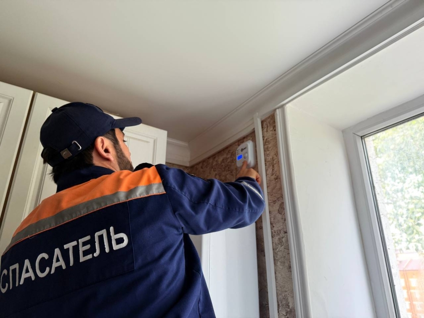 В Хасавюрте продолжается работа по установке пожарных извещателей 