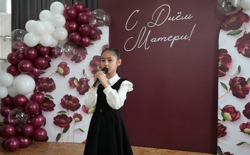 Матерей участников СВО - работников образовательных учреждений поздравили в Хасавюрте