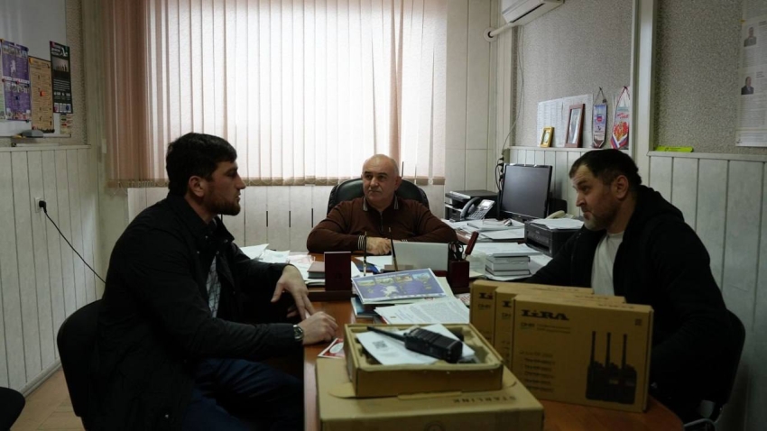 В Хасавюрте бойцам СВО передали необходимые средства связи