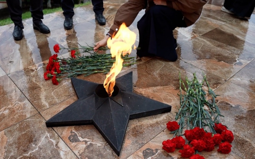 В Хасавюрте возложили цветы у мемориала «Холм боевой славы» в честь Дня Героев Отечества