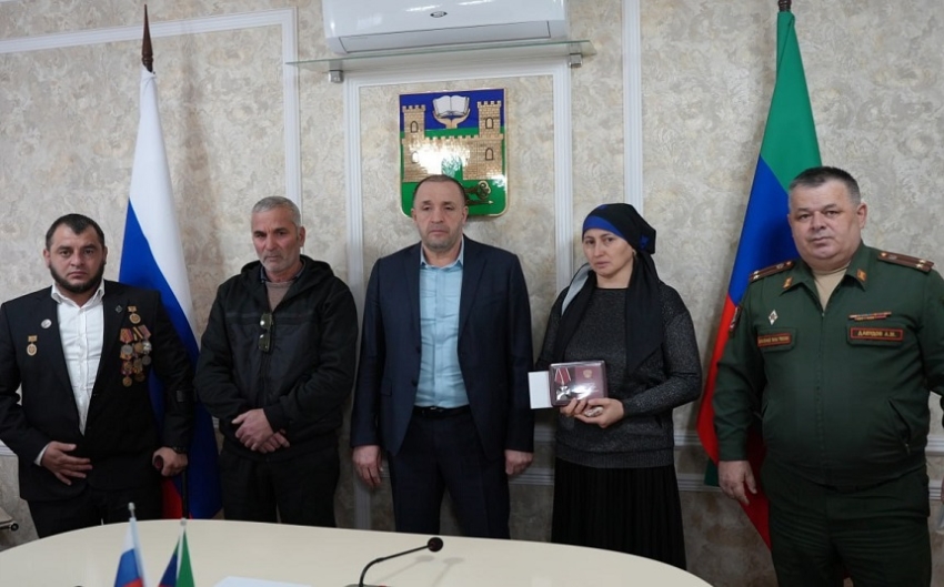 Корголи Корголиев передал семье погибшего участника СВО Азамата Догоева орден Мужества
