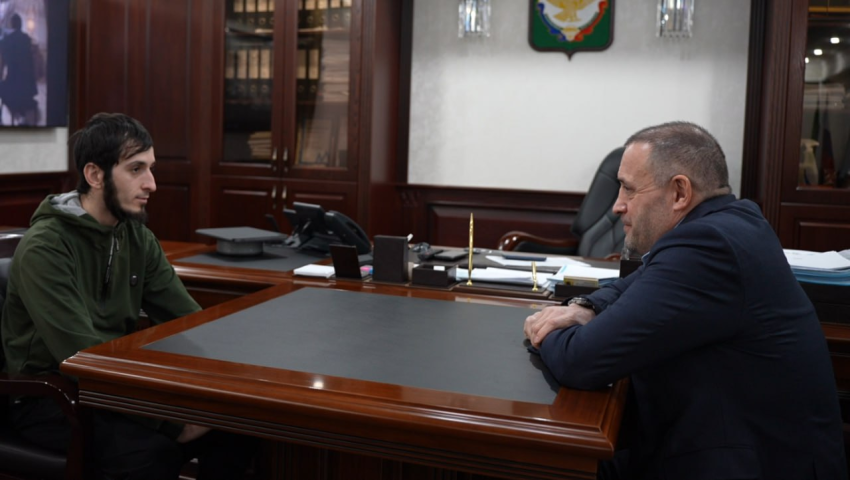 В Хасавюрте состоялась встреча Главы города Корголи Корголиева с жителем, направляющимся в зону СВО