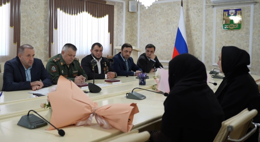 Корголи Корголиев передал орден Мужества и орден Святого Георгия IV степени семье погибшего участника СВО из Хасавюрта