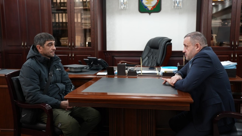 Глава Хасавюрта Корголи Корголиев встретился с участником СВО Анзором Абучевым