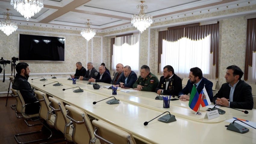 Корголи Корголиев передал орден Мужества сыну погибшего участника СВО Алаудина Хаджиева