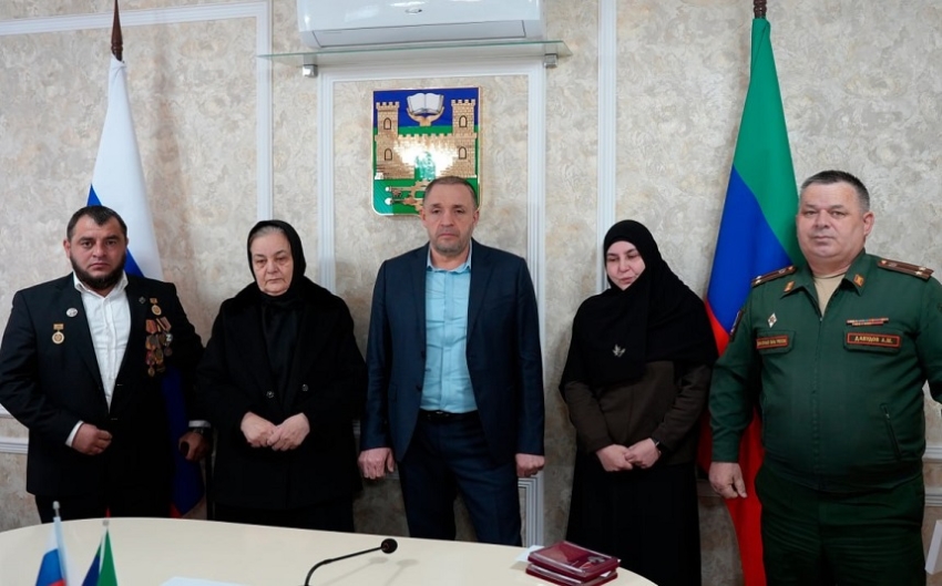 Корголи Корголиев передал орден Мужества и орден Святого Георгия IV степени семье погибшего участника СВО из Хасавюрта