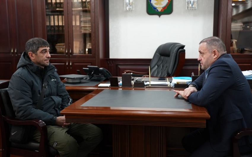 Глава Хасавюрта Корголи Корголиев встретился с участником СВО Анзором Абучевым