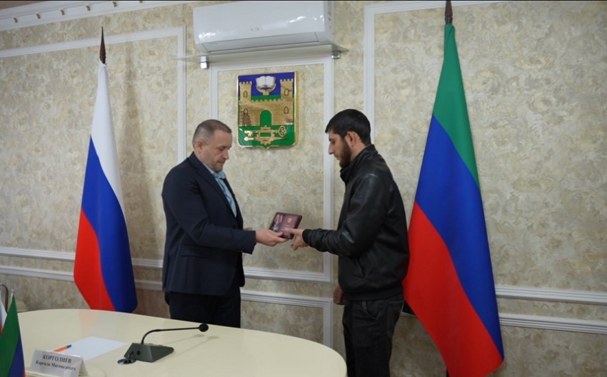 Корголи Корголиев передал орден Мужества сыну погибшего участника СВО Алаудина Хаджиева